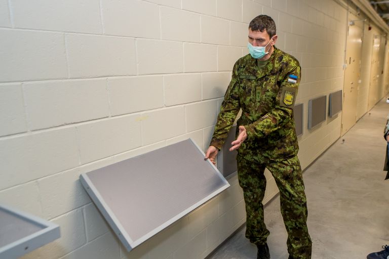 GUNNAR HAVI näitab, et koridori seintel on spetsiaalsed klapplauad relvade puhastamiseks.
