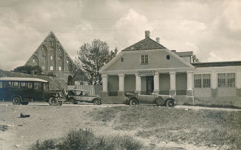 Ресторан П. Петерсена в Пирита. Слева – автобус № 28 фирмы "Моотор". 16-местные автобусы Graham Brothers были приобретены в 1927 году. Фото К. Акель и Ко.