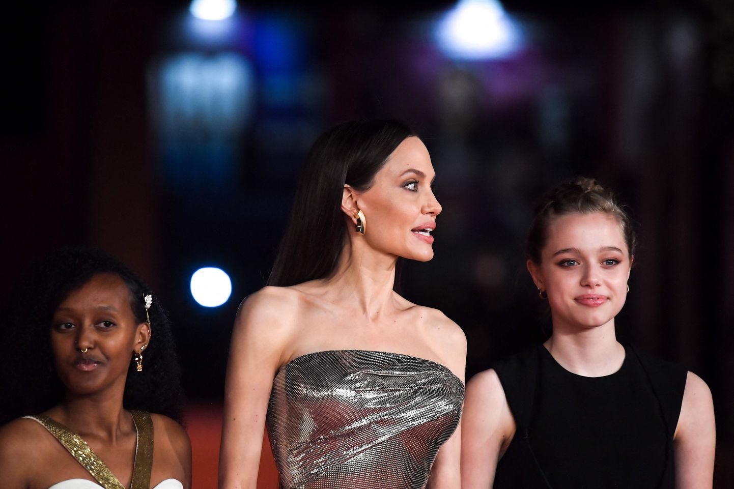 Анджелина Джоли с дочерьми Шайло и Захарой.