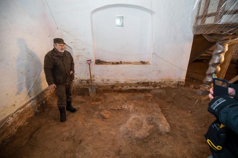 Rannu Püha Martini kirikus käivad arheoloogilised kaevamised. Arheoloog Heiki Valk näitab põranda alt paljastunud Poola-aegse altari alust, mille taga on ka altari olemasolule viitav müüriorv.