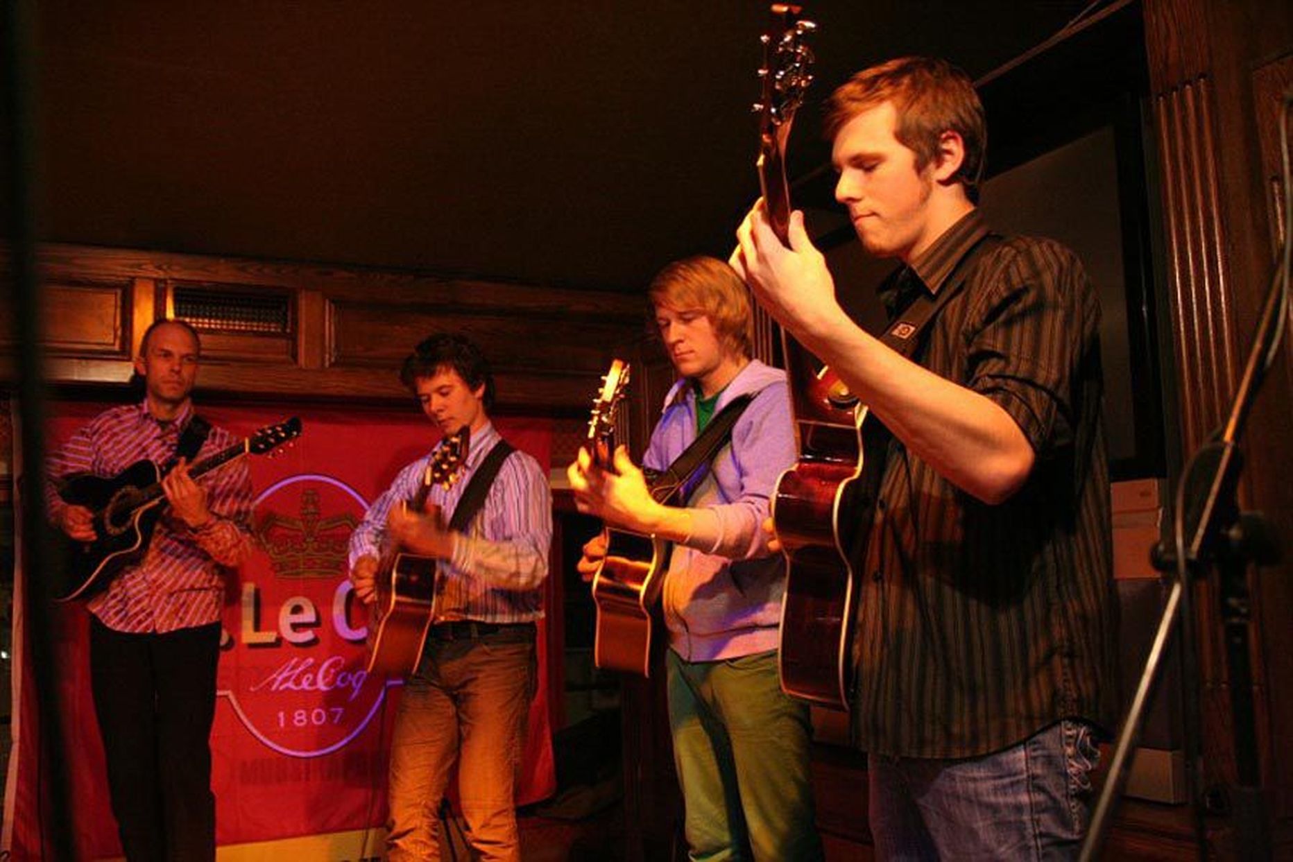Festivalil esinev Viljandi Guitar Trio sai alguse Viljandi kultuuriakadeemia kitarristuudiost.