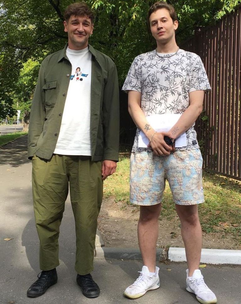 Олег Навальный и Дани Акель у суда летом 2021-го.