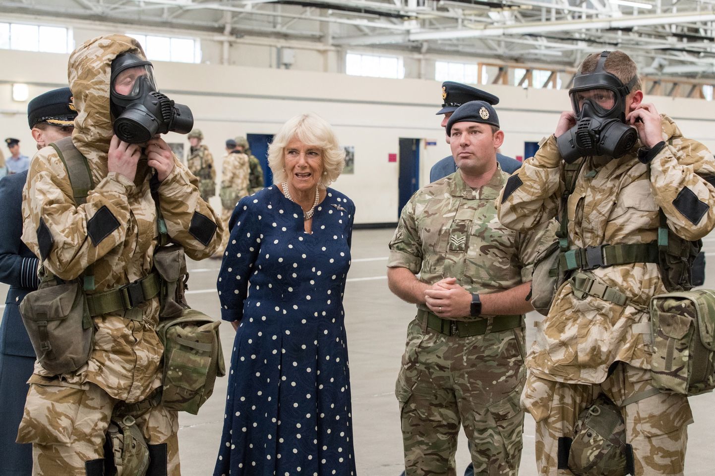 Cornwalli hertsoginna Camilla vestlemas Haltonis keemiliste, bioloogiliste, radioloogiliste ja tuumaohtude treeningut läbivate kuningliku õhuväe (RAF) sõduritega. Peagi tohivad Briti lennuväelased hakata kandma habet.
