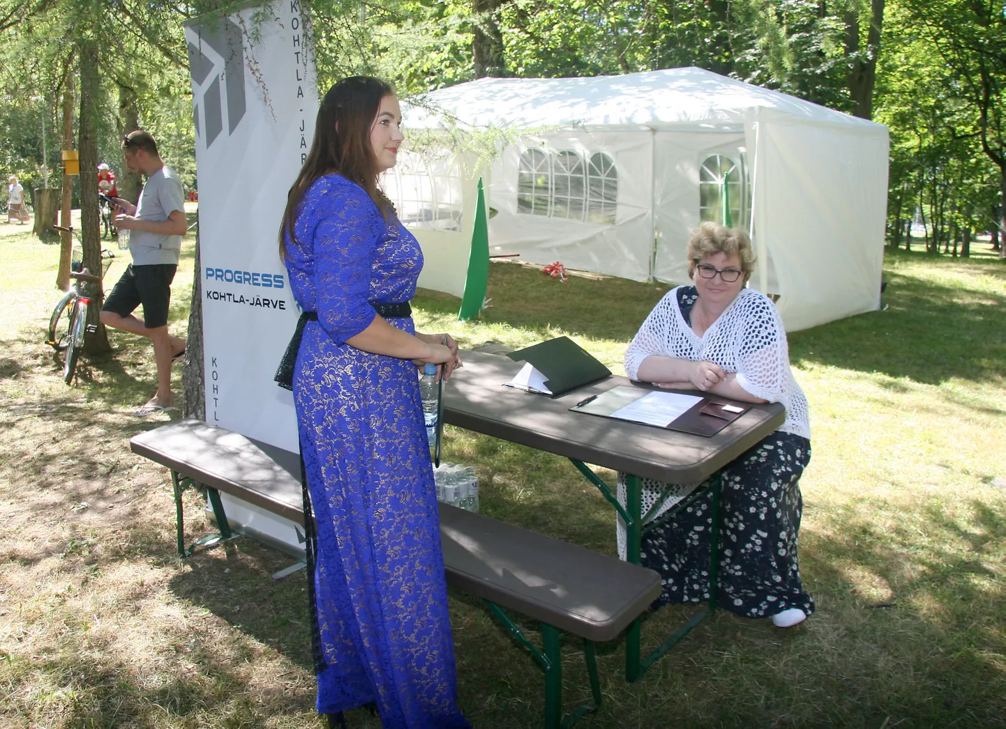 Paar nädalat tagasi Jõhvi pargis toimunud valimisüritusel oli Evelyn Danilov ametis konferansjeena. Samal üritusel oli kampaaniat tegemas ka Ossipenko valimisliidust Jõhvi volikogusse valitud Jelena Bezvoditskaja, kes reklaamis Kohtla-Järvel loodavat valimisliitu Progress.