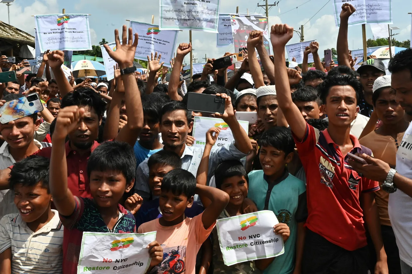 Беженцы рохинджа в День памяти жертв геноцида 25 августа в Мьянме.
