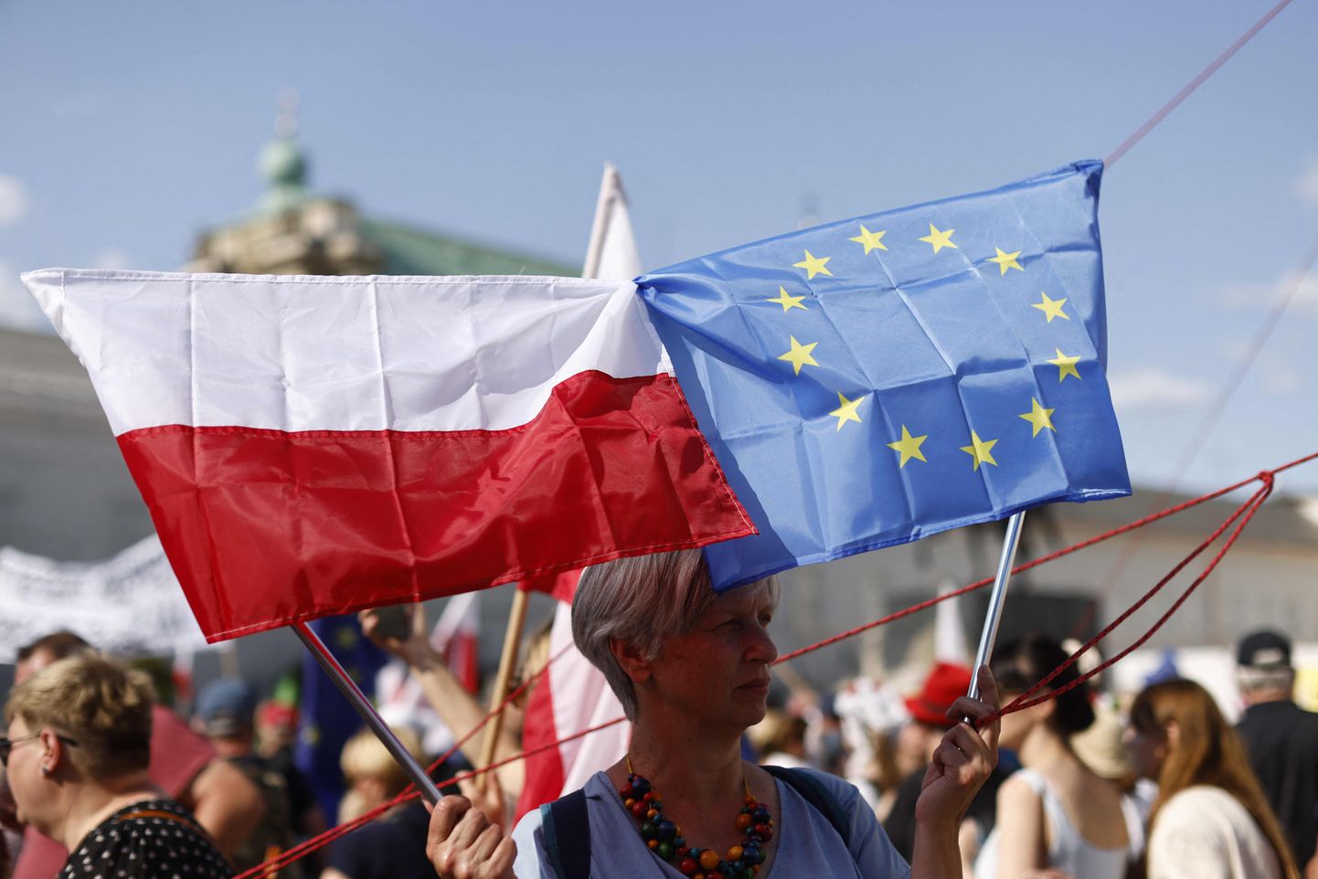 Opozīcijas rīkotā demonstrācijā pret valdību Varšavā piedalās pusmiljons cilvēku