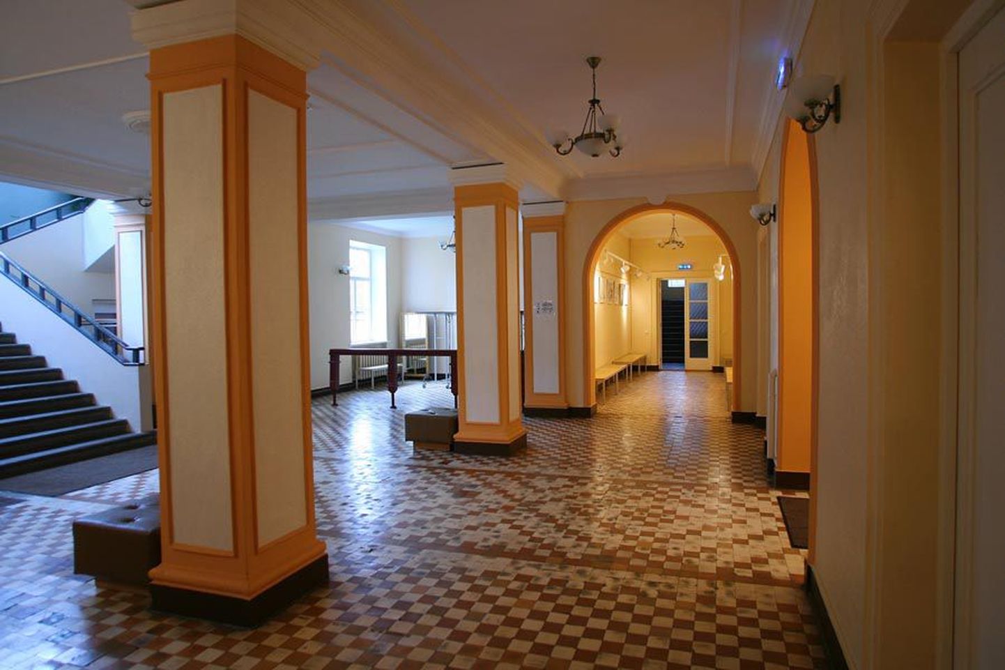 Värskelt remonditud Abja kultuurimaja fuajeest sai pärast valgustite uuendamist näitusesaal.