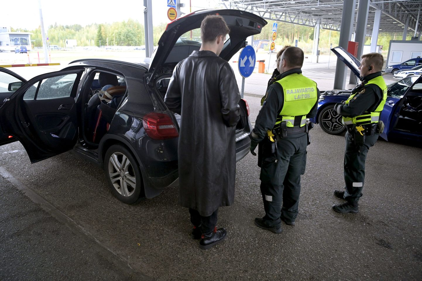 Финские пограничники проверяют машину россиянина.
