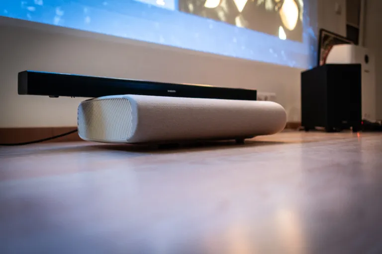 Projektoril on sisseehitatud Dolby Atmos 2.2.2 kanaliga kõlarisüsteem, kuid pildikvaliteediga võrreldes jätab heli soovida