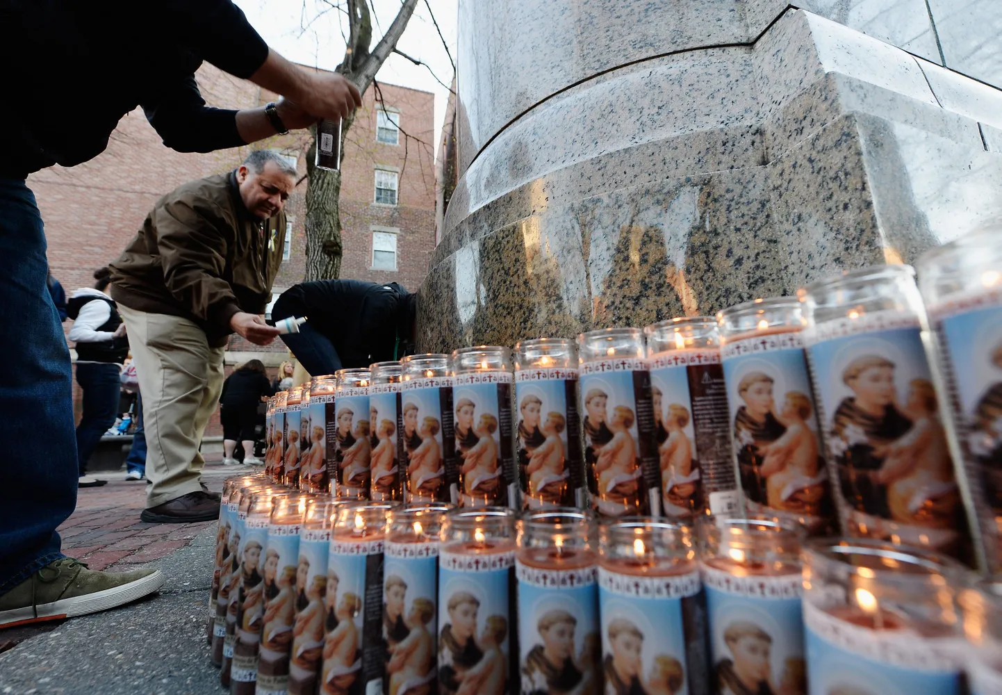 Bostoni elanikud süütasid eile küünlaid pommirünnakutes hukkunute mälestuseks.