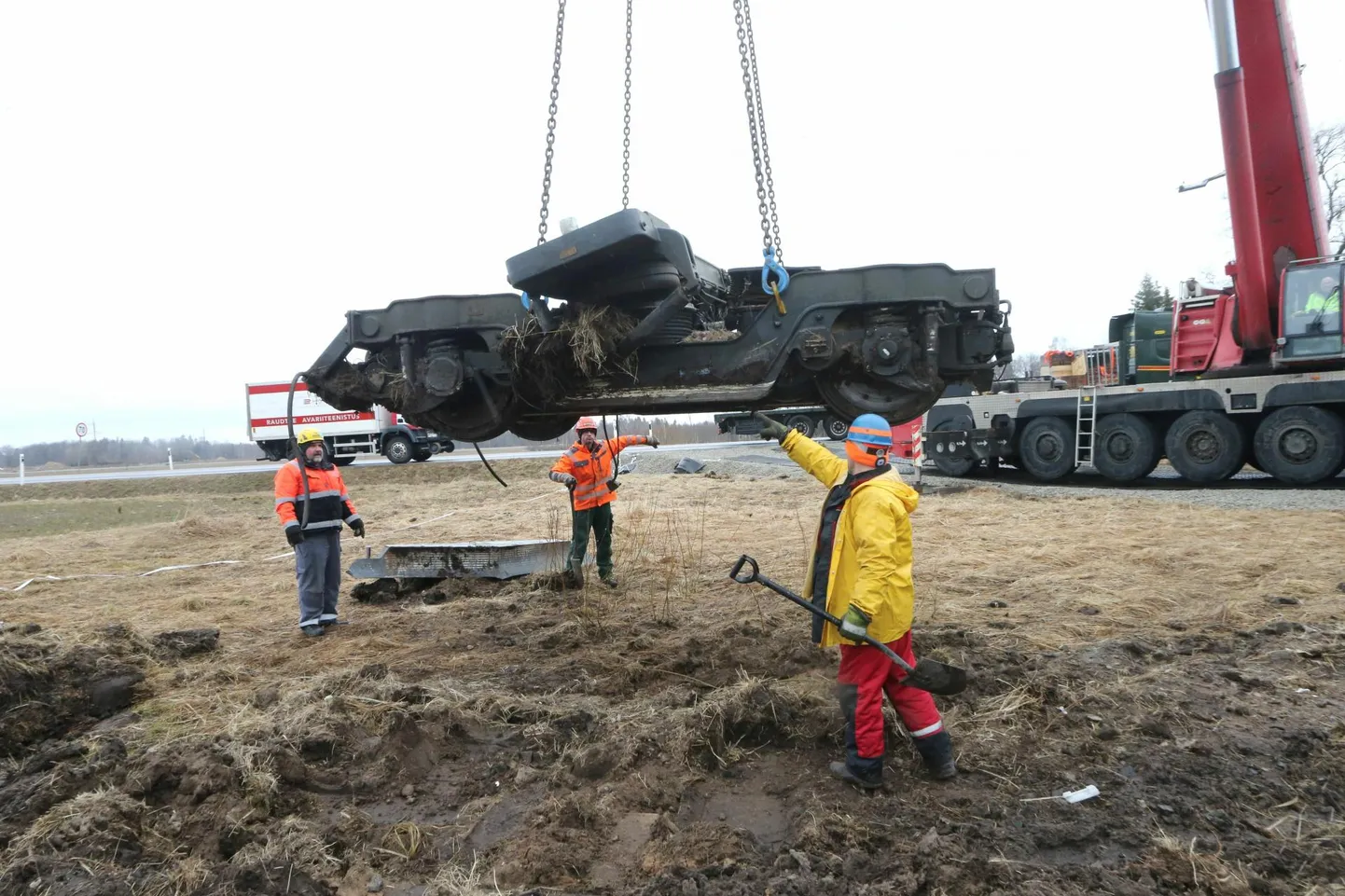 Работы по вывозу аварийного поезда