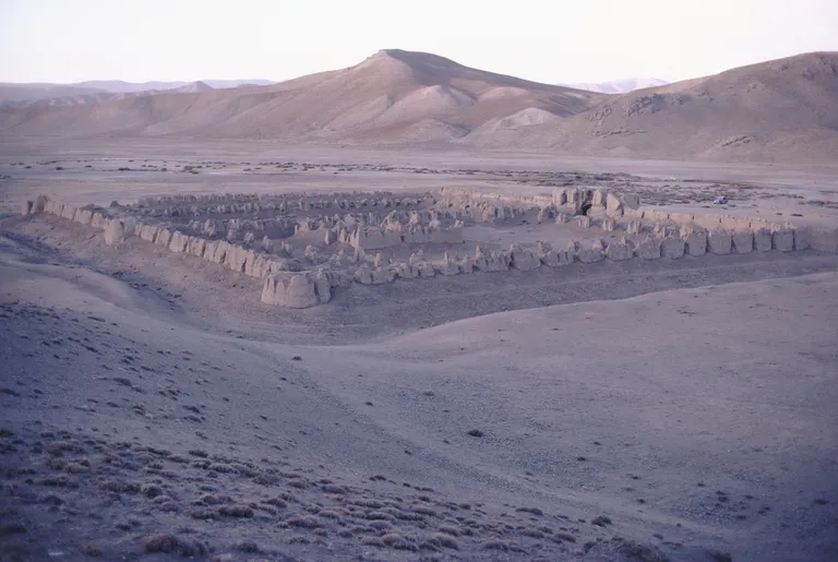 5AG-A0-S2-1978-1 (1948622)Afghanistan, Ruine einer Karawanserei / FotoAfghanistan, Provinz Ghor (Zentralafghanistan),Ruine einer Karawanserei. /- Gesamtansicht. - /Foto, 1978.E:Afghanistan, Ruin of a Caravansary / PhotoAfghanistan, Ghor province (central Afghanistan),ruin of a caravansary.- View. -Photo, 1978.F:Afghanistan, ruine d'un caravans