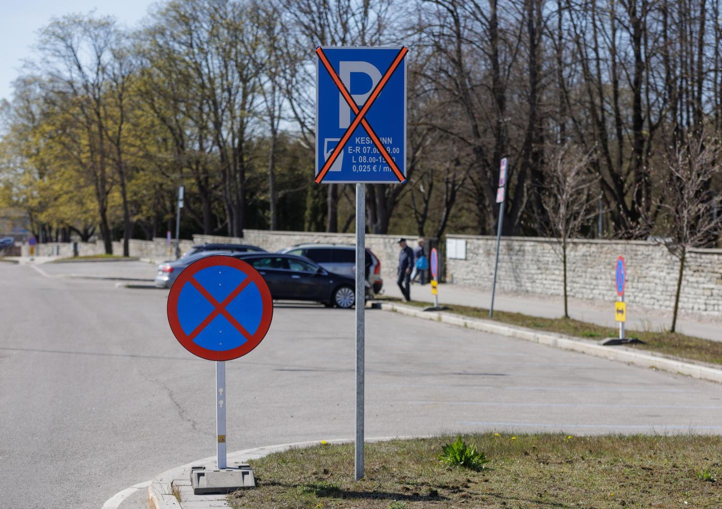 Parkimist keelavad liiklusmärgid pandi kaitseväe kalmistu parklasse juba varakult üles.