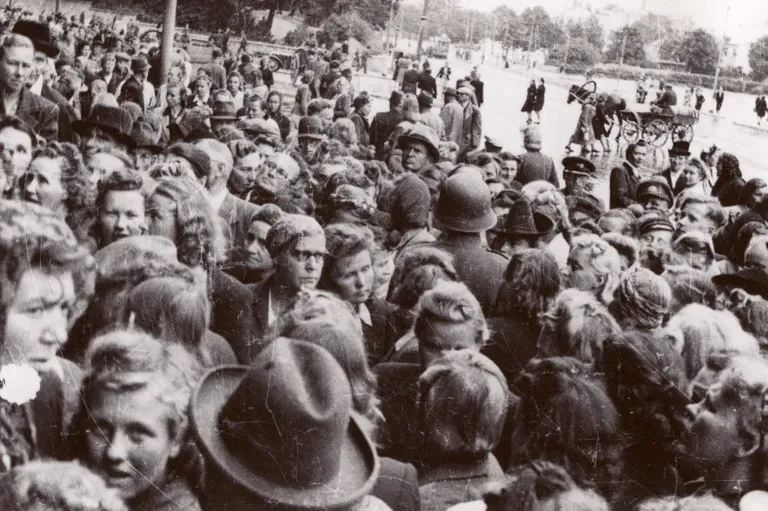 Эстонцы покидают родину в 1944 году. Желающие уехать в Финляндию перед посольством этой страны. 20.09.1944 года.