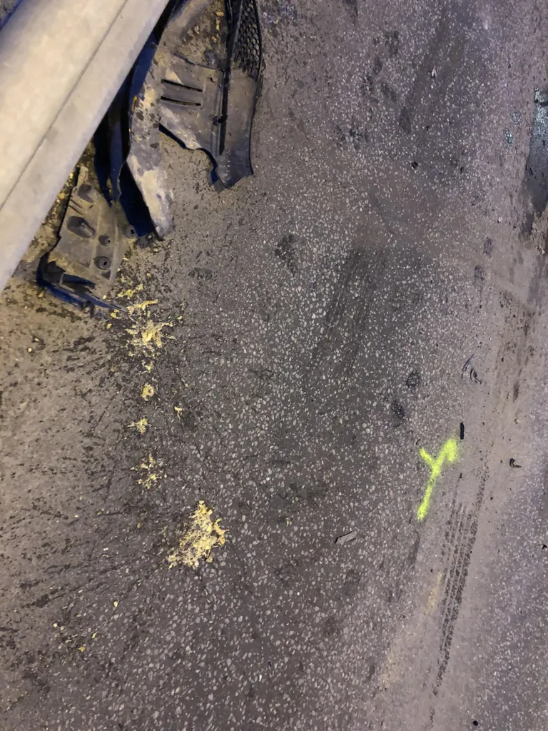 Mercedese juht kaldus Pärnu Kesklinna sillal järsku vastassuunda ja sõitis otsa vastu tulnud Chryslerile.