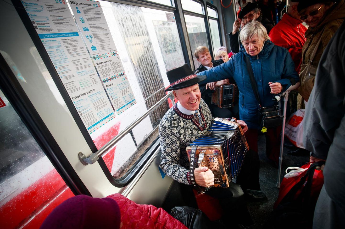 Heino Tartes pakkus trammisõitjatele meelelahutust.