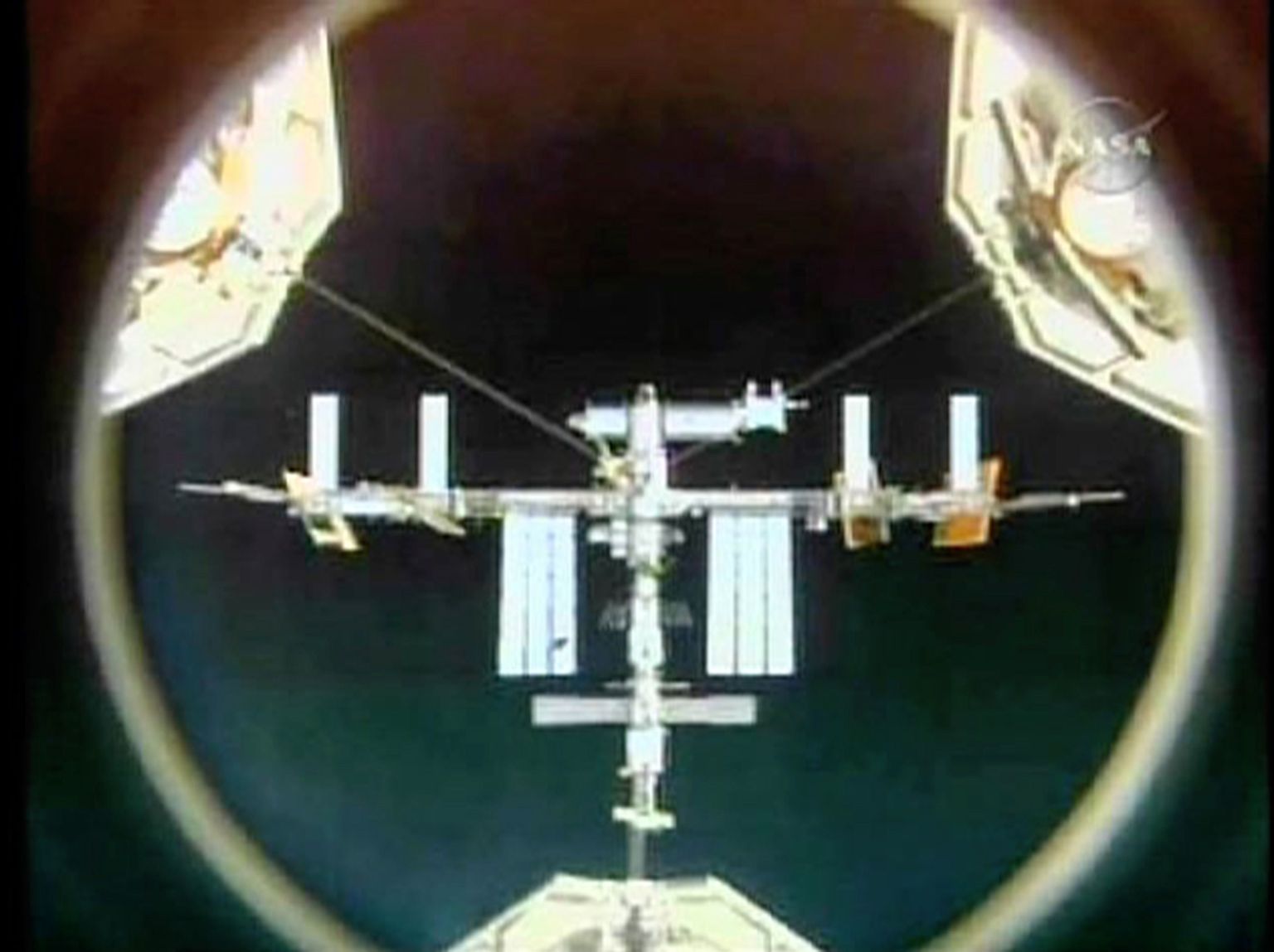 Kosmosesüstik Discovery maandus ISSil