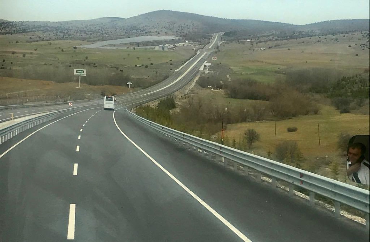 Vaade bussiaknast Türgi maastikule teel lennujaama poole.