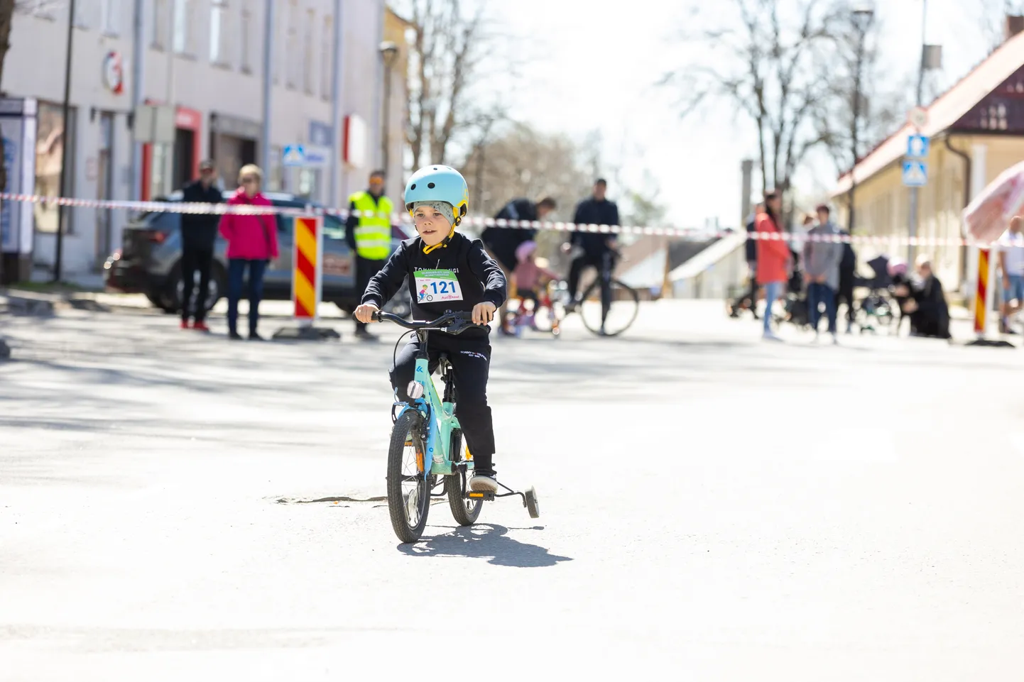 Paide eelkooliealiste laste rattaralli