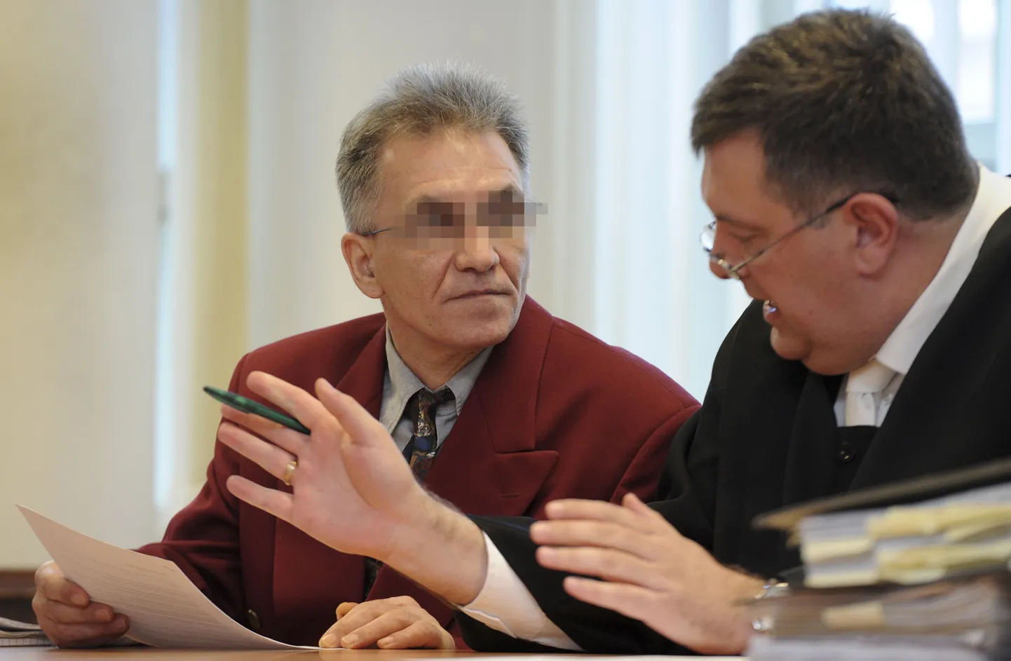 48-aastane Detlef S. koos oma advokaadi Thomas Dueberiga (paremal) Koblenzi kohtus.