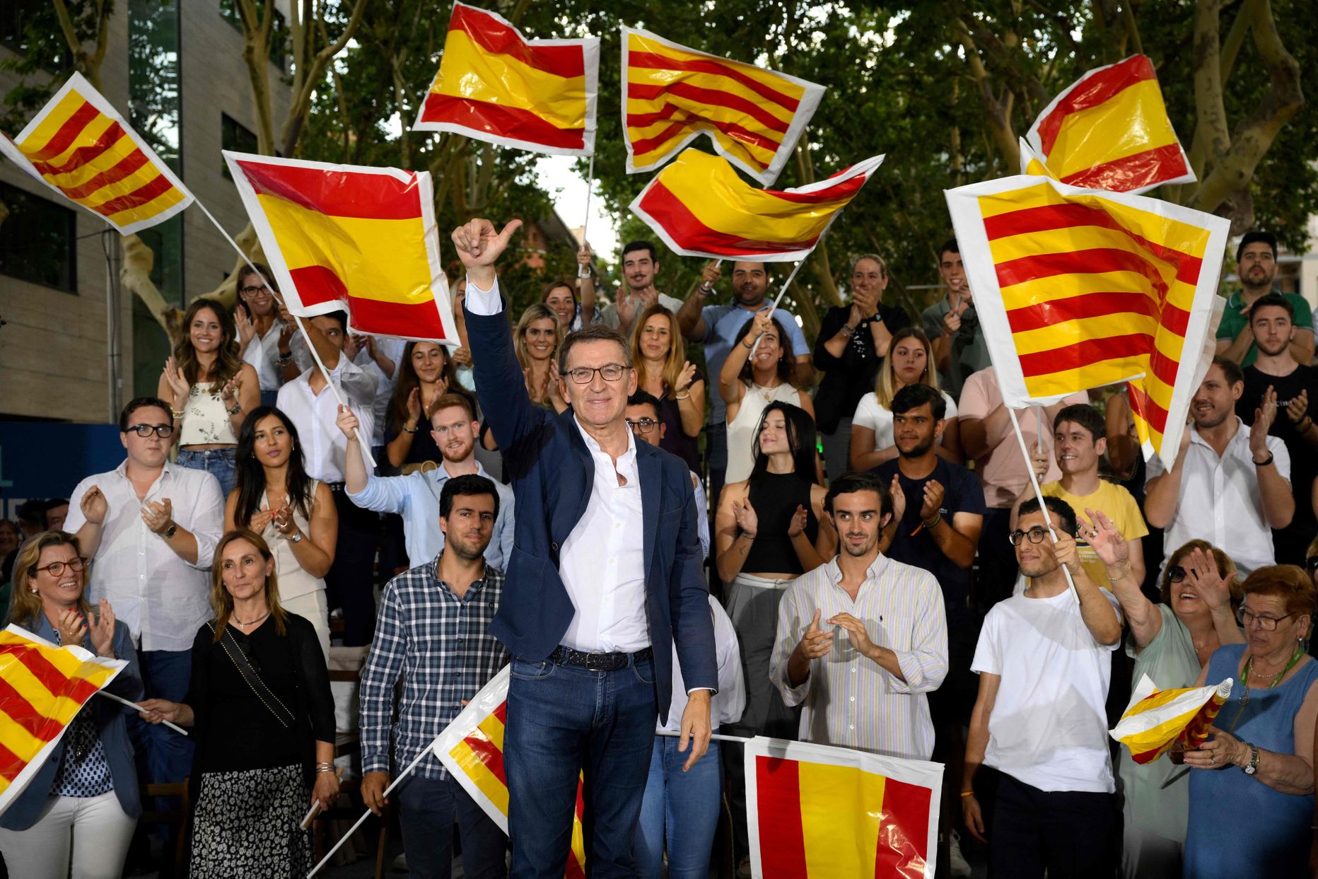 Hispaania konservatiivide liider Alberto Núñez Feijóo hiljuti kampaaniaüritusel Kataloonia pealinnas Barcelonas. Ta on küll sõnades otsinud katalaanidega lepitust, kuid partei poliitika hoiab jätkuvalt separatistlikult meelestatud poliitikute suhtes sallimatut joont.