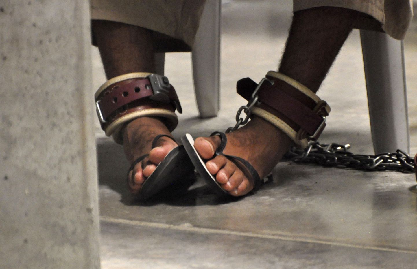 Jalaraudades kinnipeetav Guantánamo Bay vangilaagris.