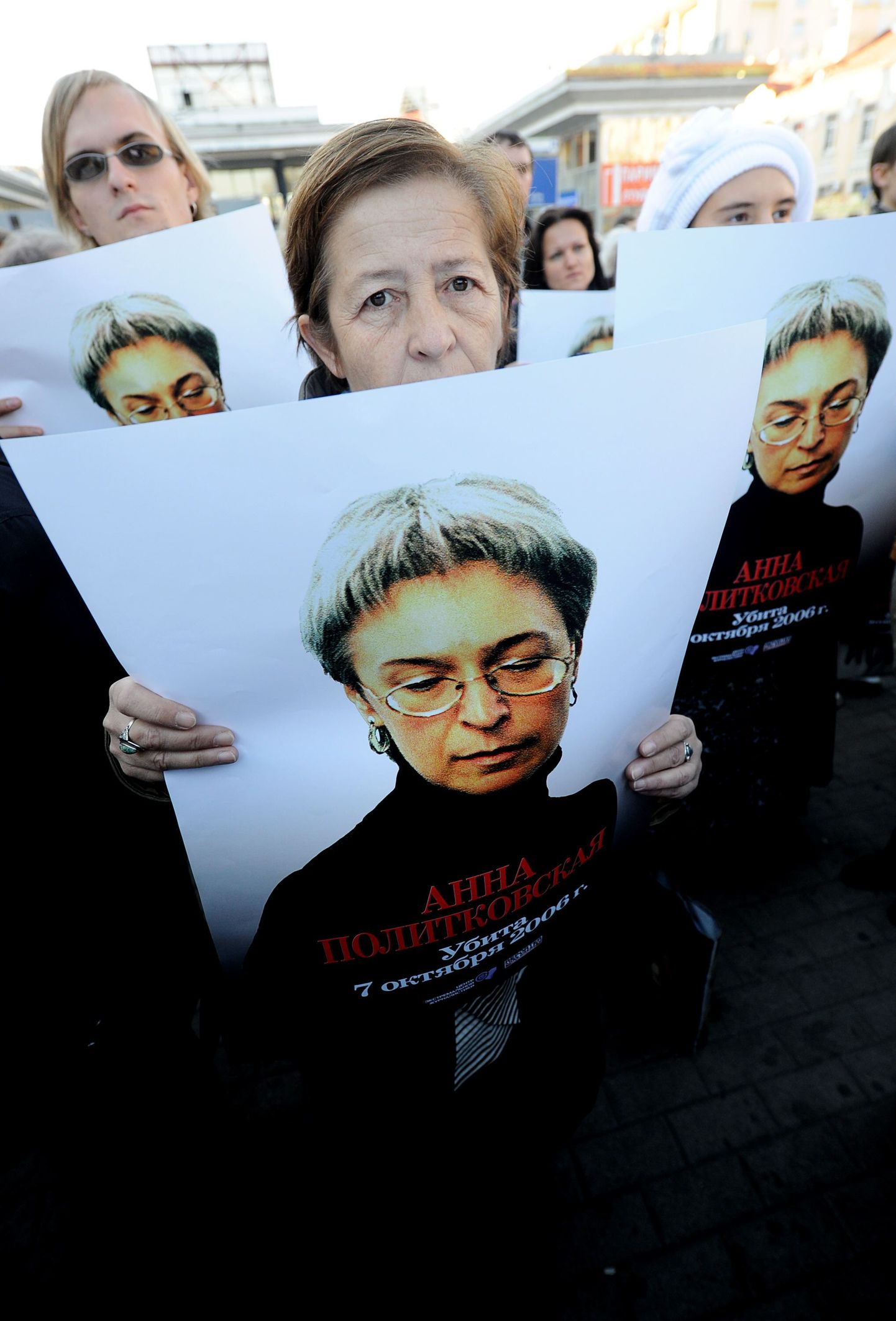 Inimõiguste eest võitlejad Anna Politkovskaja mälestuseks korraldatud üritusel ajakirjaniku piltidega. Foto on tehtud 7. oktoobril 2010 ehk täpselt neli aastat pärast mõrva.