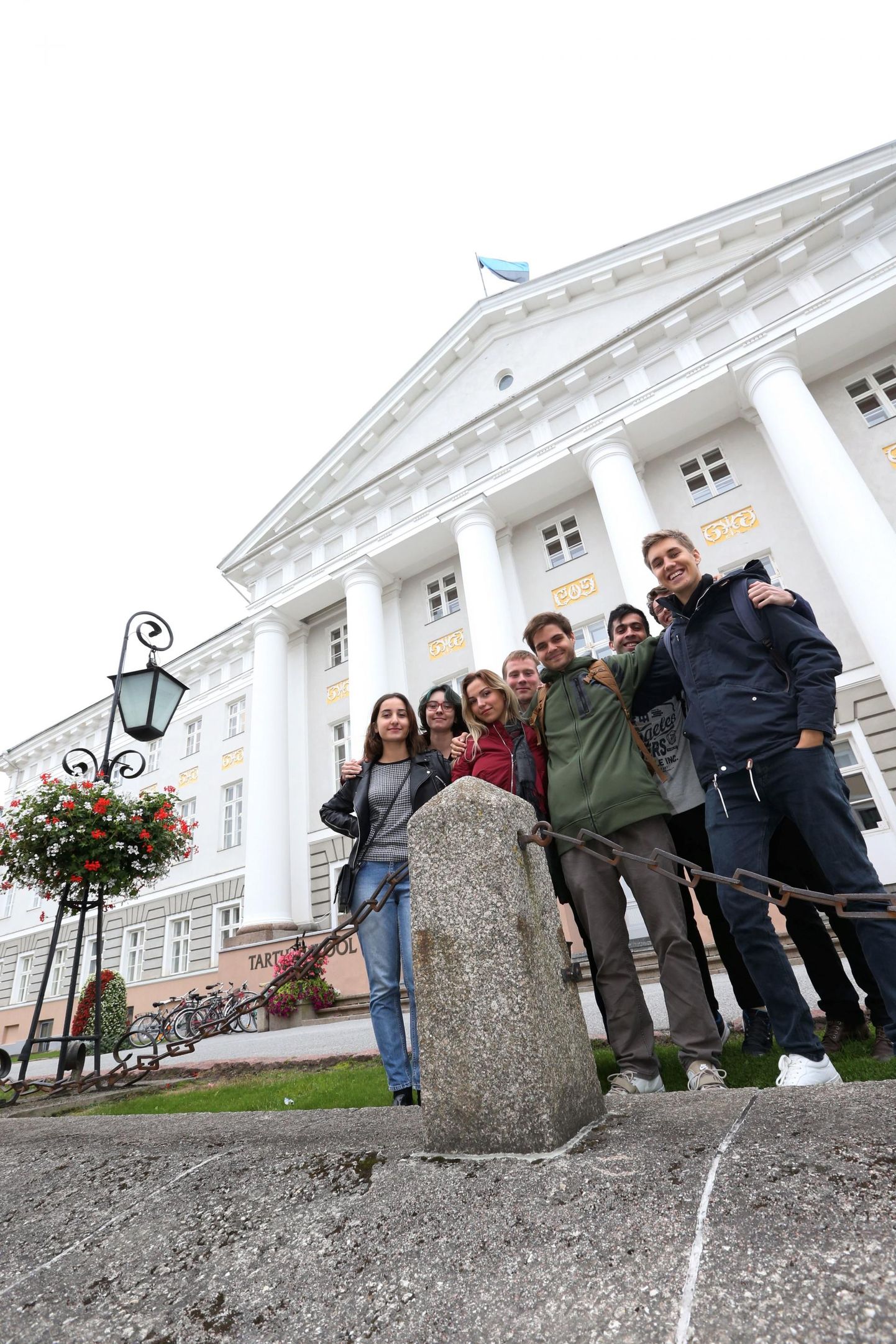 Иностранные студенты рядом с главным зданием Тартуского университета. Иллюстративное фото.