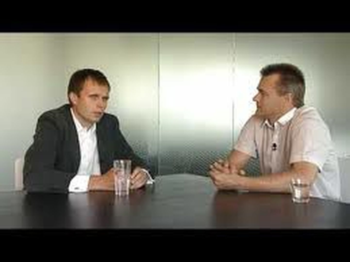 Risto Rossar (vasakult) mait raavale intervjuud andmas.