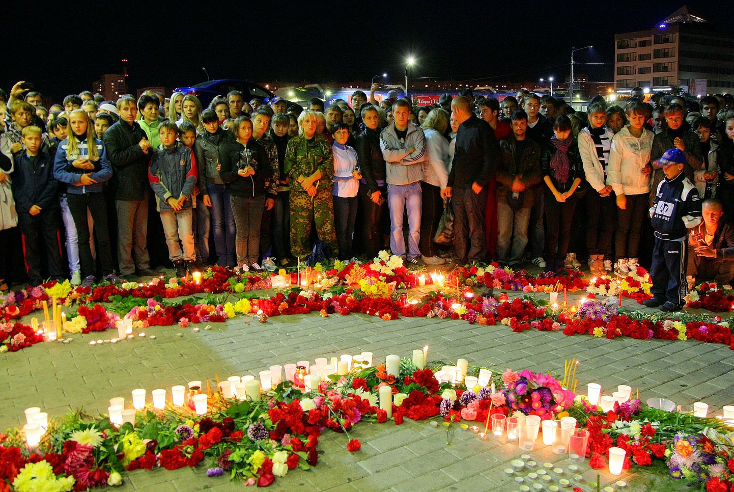 Цветы и свечи в память о погибших игроках «Локомотива».