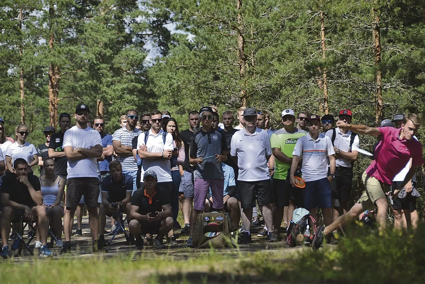 Maailma eliiti kuuluvaid mängijaid saatis kõikidel ringidel arvukas publik. Pildil võidumees Will Schusterick viskel (roosas särgis), oma järge ootab teise koha omanik Eagle McMahon (keskel, sinise kettaga).