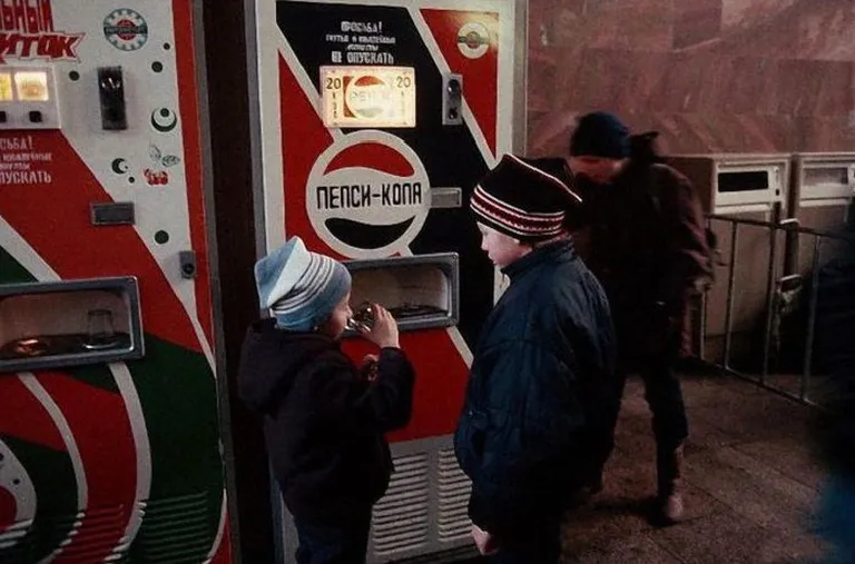 Мальчишки, покупающие Pepsi