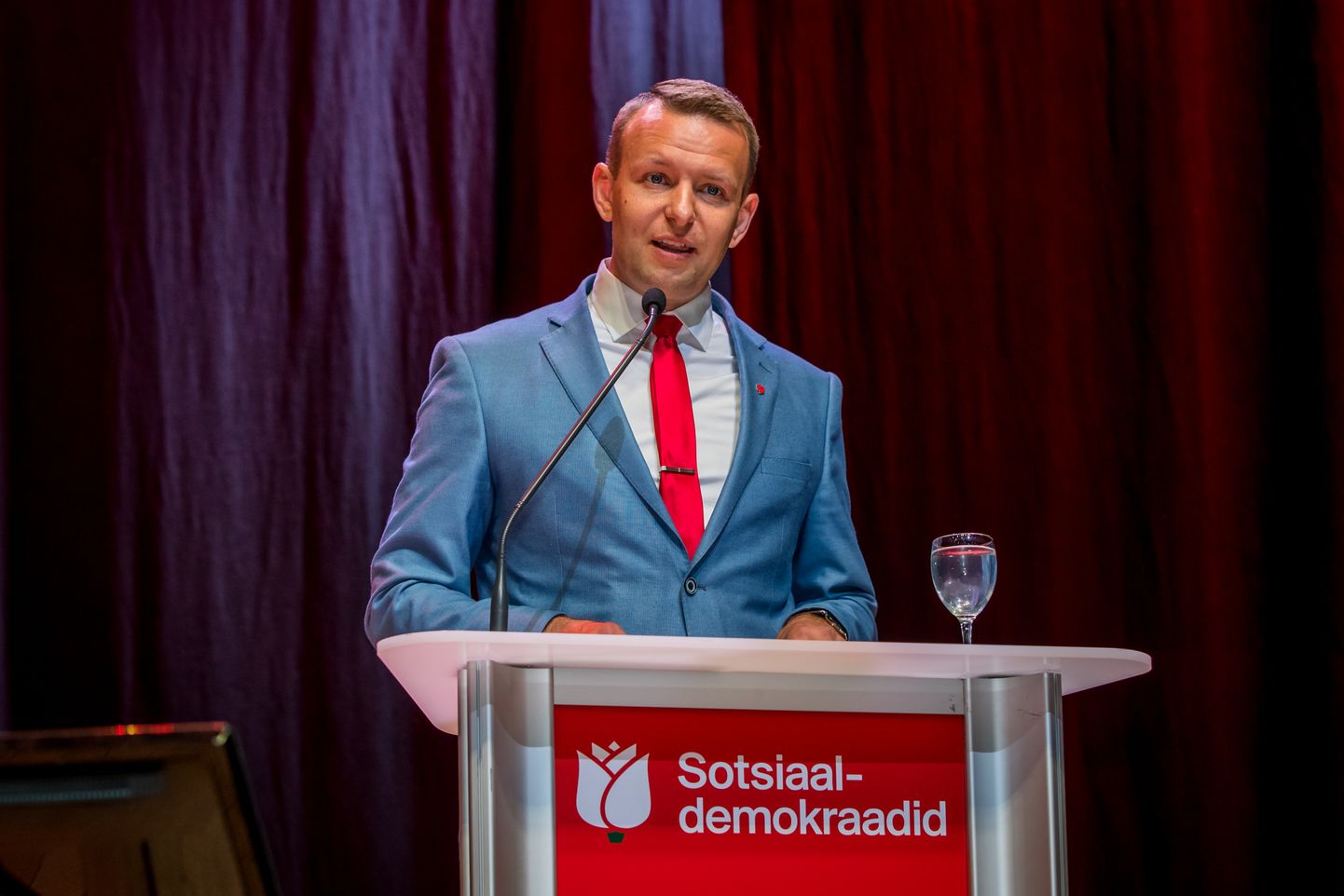 Lauri Läänemets pidas sotsiaaldemokraatide üldkogul enne hääletust kõne.
