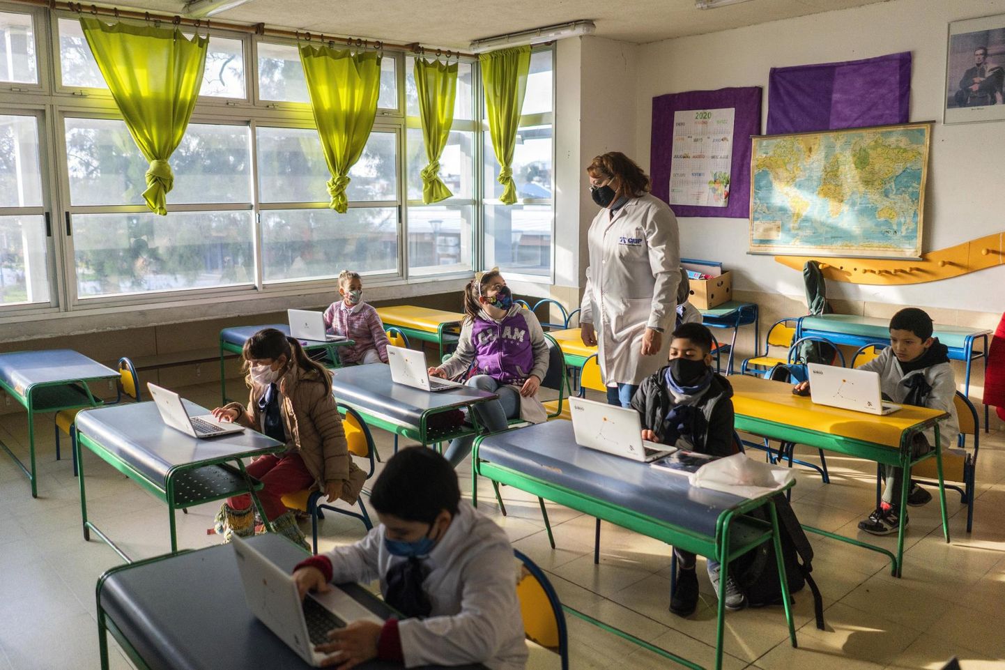 Koroonaviiruse Uruguaysse jõudmise järel sulges valitsus küll koolid, kuid alates juuni keskpaigast on maskides õpilased klassides tagasi. 