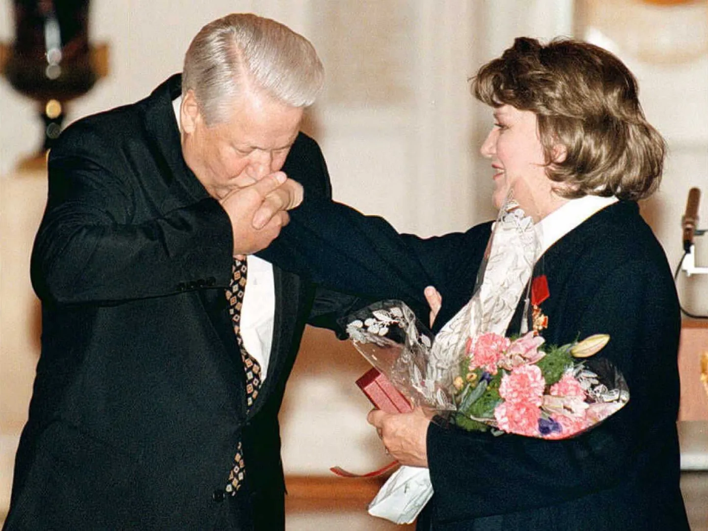 1996. aastal autasustati tuntud nõukogude näitlejannat Nonna Mordjukovat isamaa teeneteordeniga, mille andis üle praeguseks samuti lahkunud president Boriss Jeltsin.