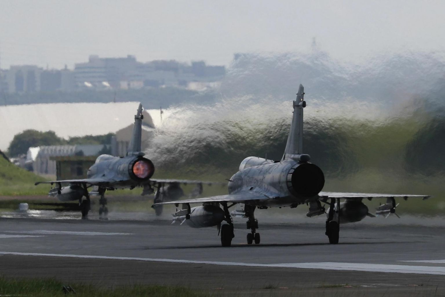 Taiwani õhuväe Mirage 2000-5 hävitajad eile õhku tõusmas.