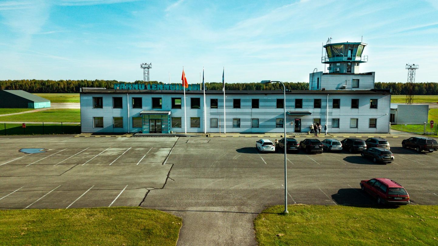 Pärnu lennujaama termi­nali laienduse ja renoveerimise projekteerib Esplan OÜ ja see läheb maksma 143 550 eurot.