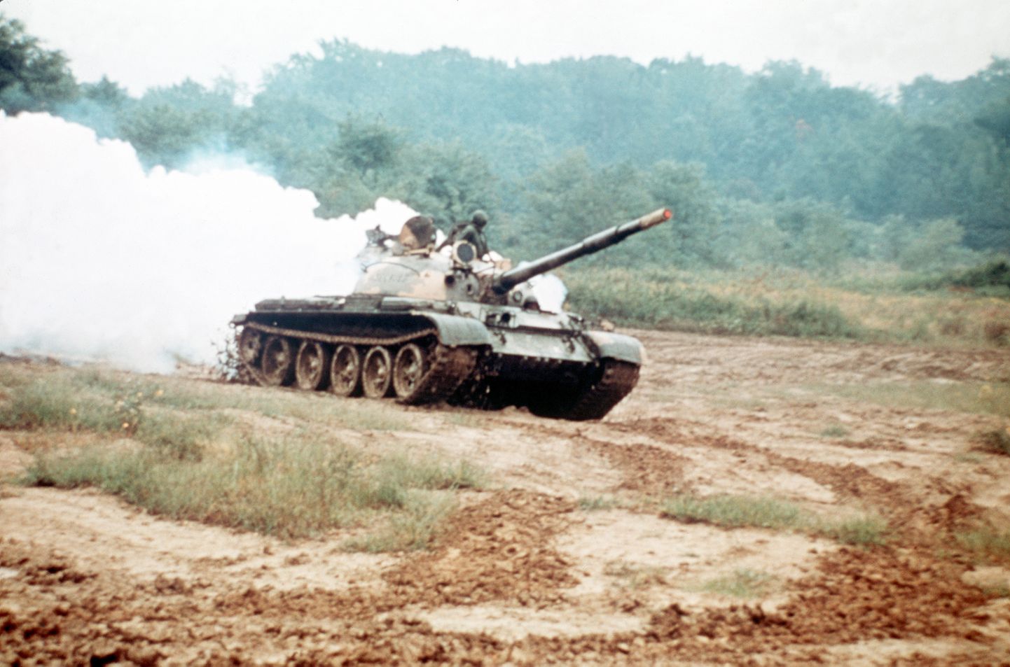 1961. aastal kasutusele võetud ja praegu Vene poolt Ukrainas rindele saadetav tank T-62 oskab ka suitsukatet teha.