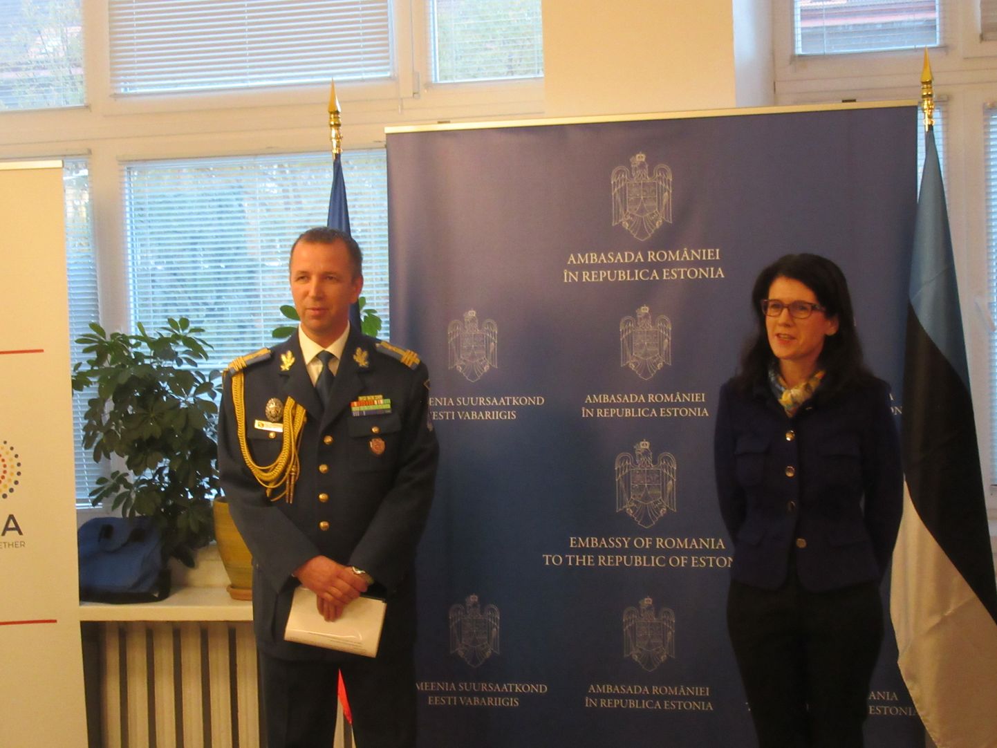 Rumeenia suursaadik Mihaela Camarasan avakõnet pidamas, kõrval kaitseatašee Dragos Florea.