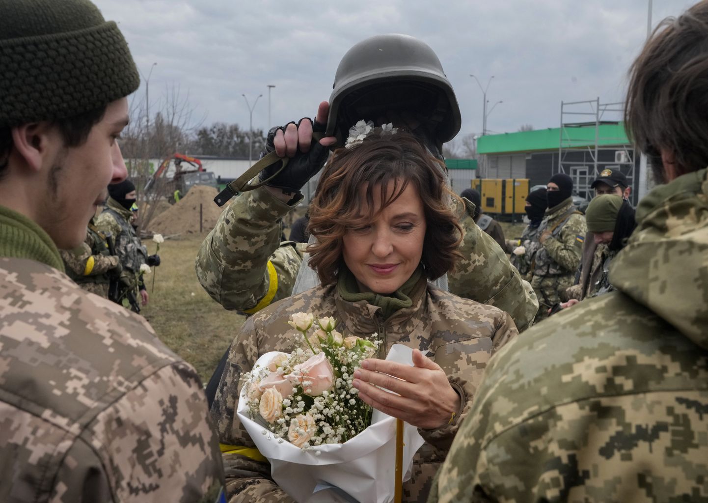 Pulm Kiievis 6. märtsil 2022, mil abiellusid Ukraina armeega liitunud Lesia Ivashchenko ja Valerii Fylymonov. Sõdur hoiab pruudi pea kohal kiivrit, mis sümboliseerib pulmakrooni.