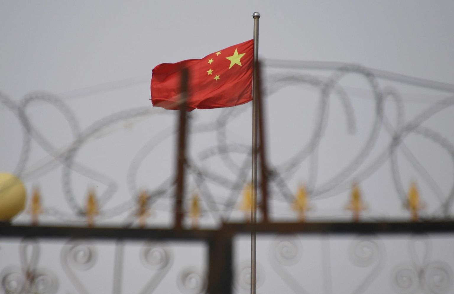 Hiina lipp okastraadiga ümbritsetud laagris Yengisaris Xinjiangi regioonis.