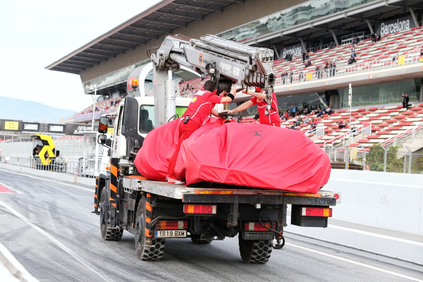 Kimi Räikköneni auto veeti eile niimoodi boksi.