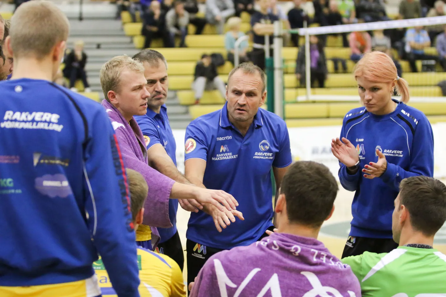 Aigor Kaibald Rakvere meeskonda juhendamas.