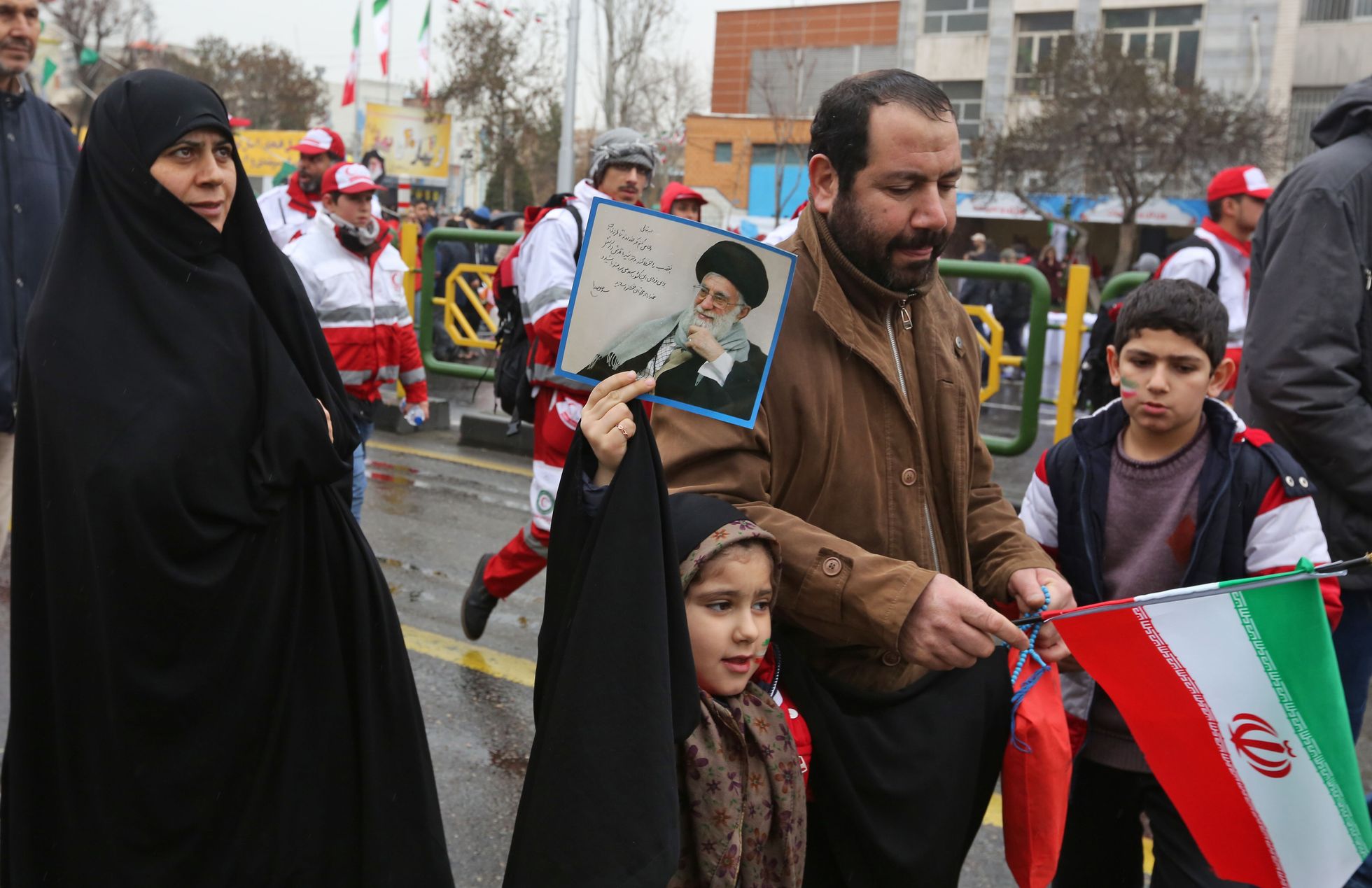 Iraanlased tähistamas Teheranis islamirevolutsiooni 40. aastapäeva. Tüdruku käes ajatolla Ali Khamenei portree.
