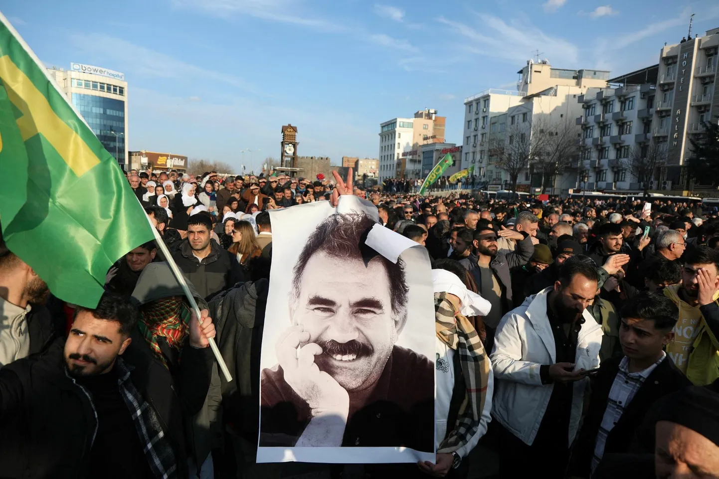 Meelevaldajad kurdi mässuliste vangistatud liidri Abdullah Öcalani pildiga veebruaris Kagu-Türgis Diyarbakıris.