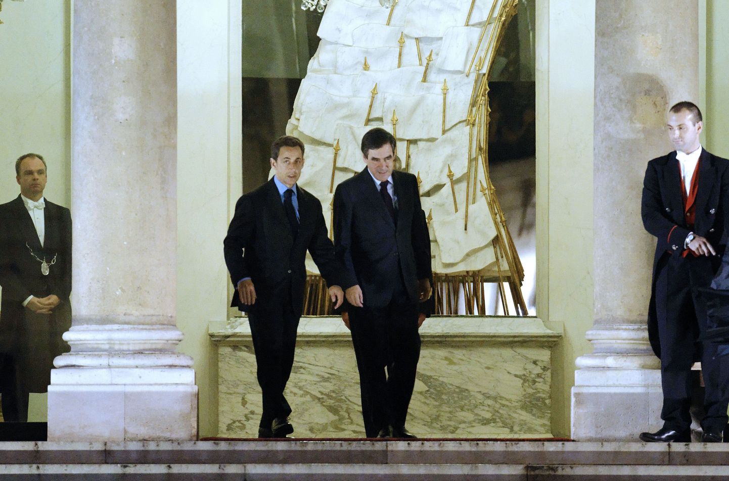 President Nicolas Sarkozy (vasakul) koos valitsusjuhi Francois Filloniga eile, kui peaminister lahkus riigipea residentsist Élysée paleest.