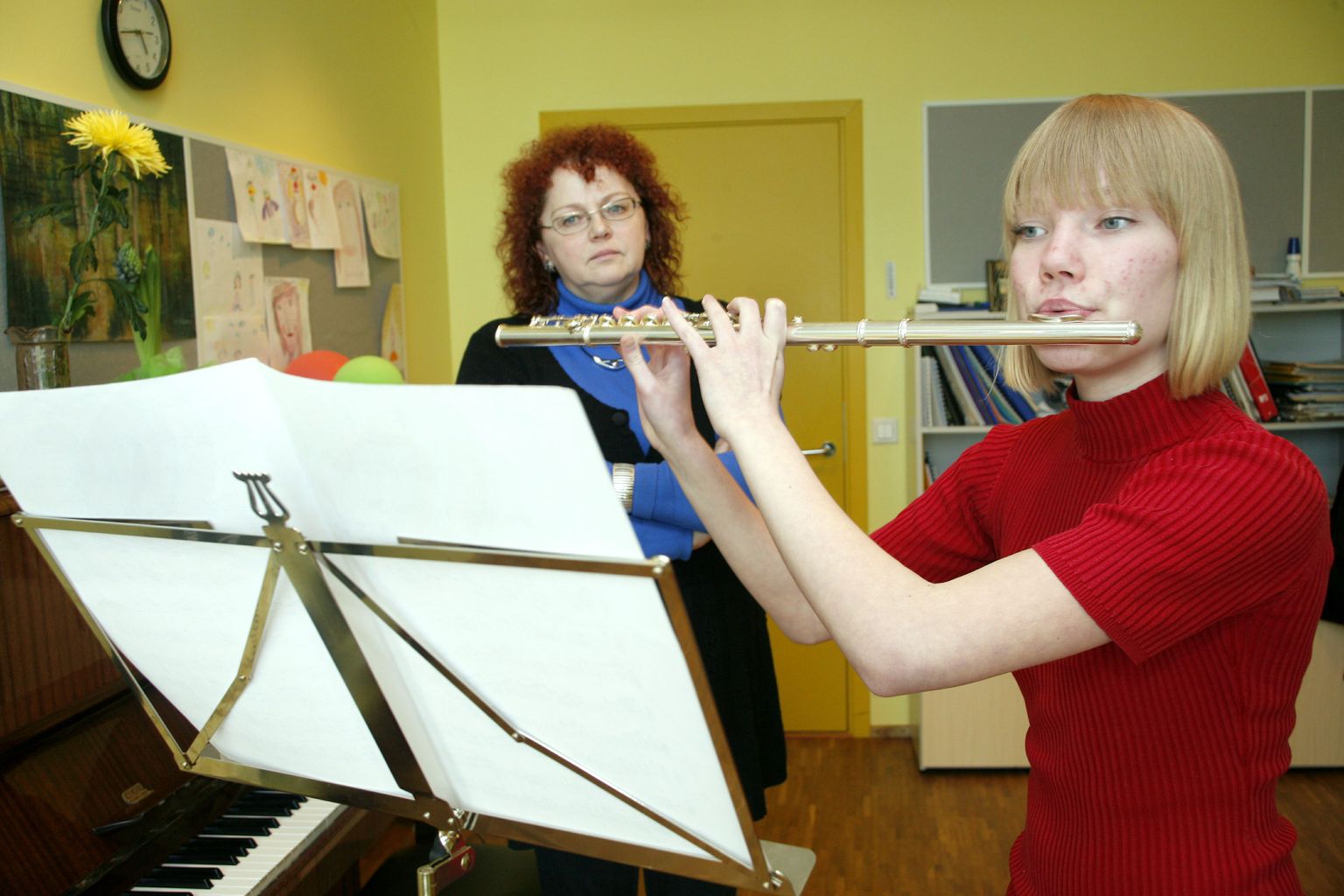 Tänavu lõpetab teiste seas Pärnu muusikakooli Pipilota Neostus, keda linn tunnustas ka preemiaga "Huvitegevuse parim 2009". Taamal õpetaja Marju Mäe.
