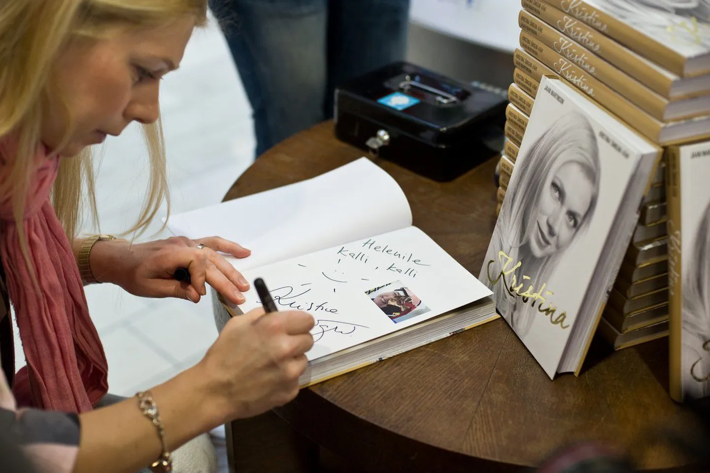 Kristina Šmigun-Vähi autogramme jagamas.
