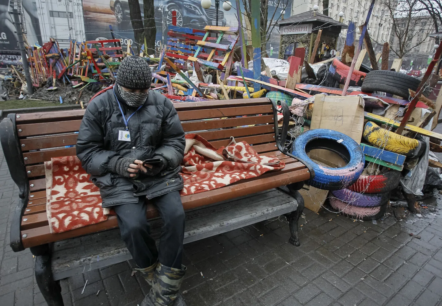 Eurointegratsiooni toetav ukrainlane valvab Kiievis Iseseisvuse väljakule püstitatud barrikaadidel. Foto on tehtud 8. jaanuaril.