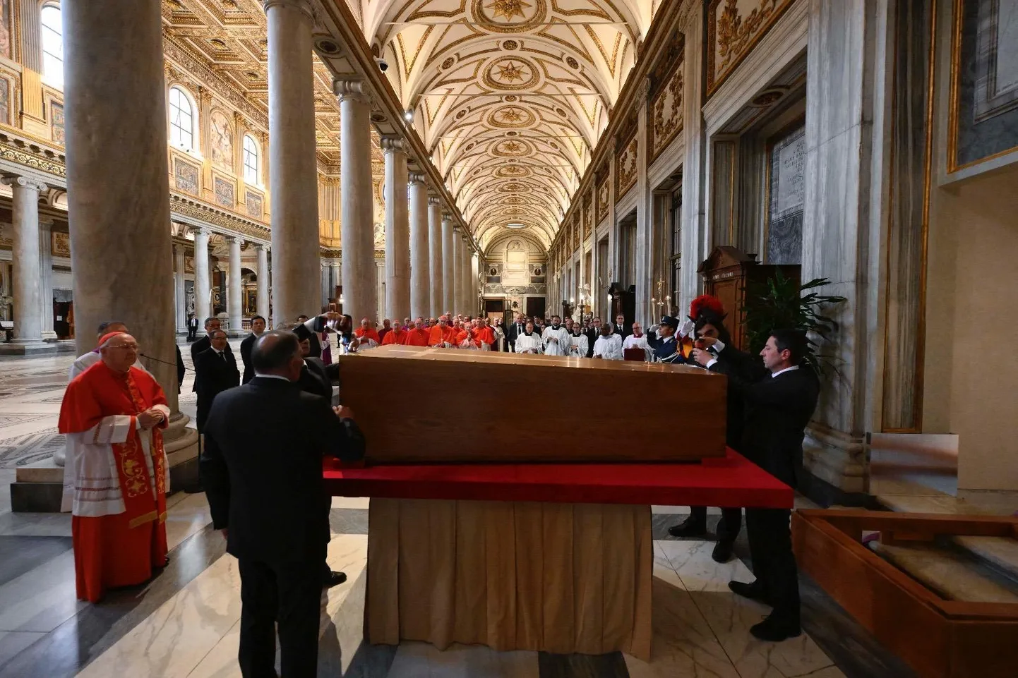 Paavst Franciscuse kirstu matmistseremoonia Santa Maria Maggiore basiilikas 26. aprillil 2025. aastal.